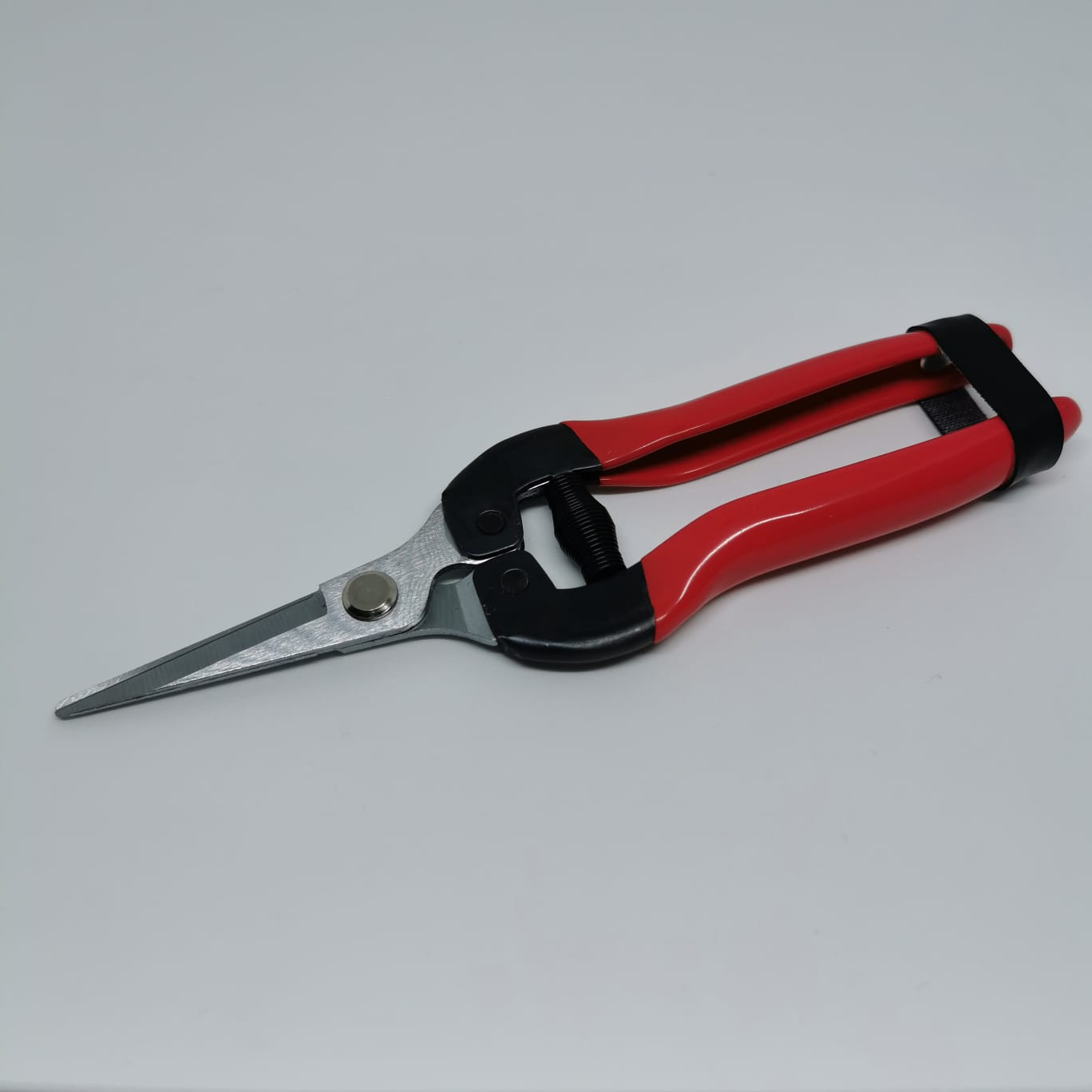 Two sharp bypass blades ensure clean efficient cutting of all green stems